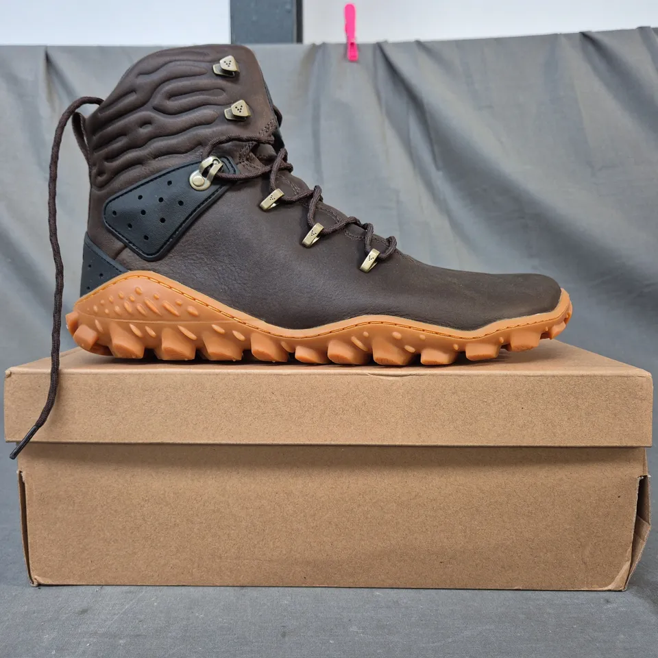 BOXED PAIR OF VIVO BAREFOOT TRACKER ANKLE BOOTS IN BROWN UK SIZE 11.5