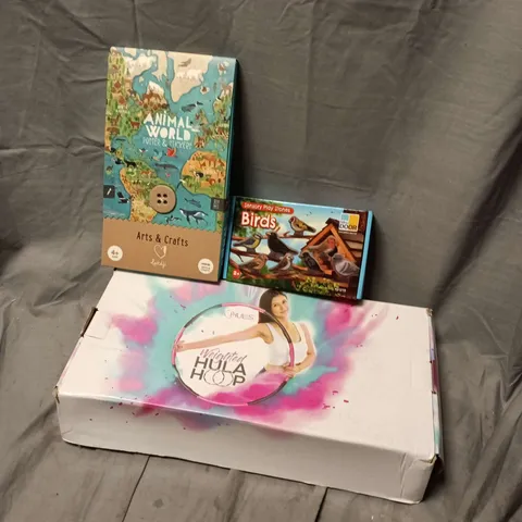 APPROXIMATELY 15 ASSORTED TOYS, GAMES, GIFTS AND NOVELTIES TO INCLUDE WEIGHTED HULA HOOP, SENSORY PLAY STONES BIRDS, ARTS & CRAFTS ANIMAL WORLD STICKERS, ETC - COLLECTION ONLY