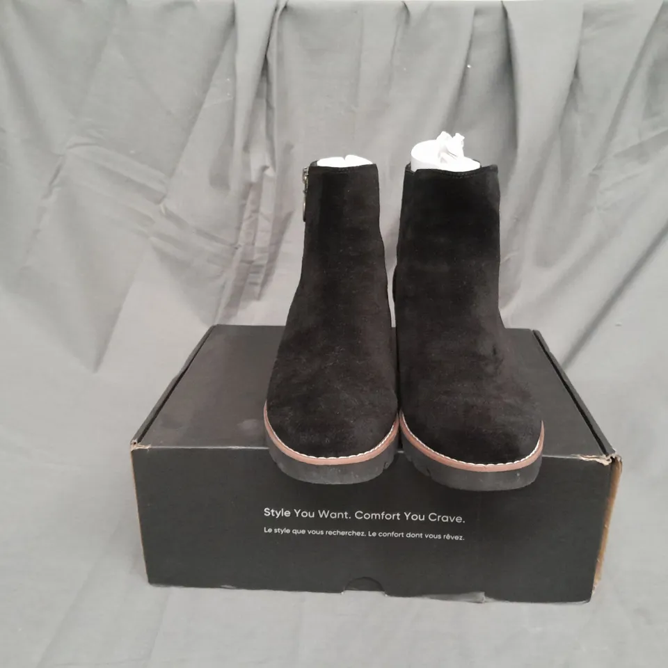 BOXED PAIR OF VIONIC ASTER BOOTS IN BLACK SIZE 9