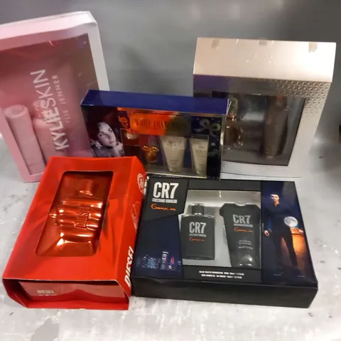 APPROXIMATELY 11 ASSORTED COSMETICS GIFT SETS TO INCLUDE; ELIZABETH TAYLOR, NICOLE SCHWARZINGER, SARAH JESSICA PARKER, KYLIE AND CR7