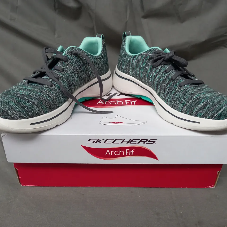 BOXED PAIR OF SKECHERS GO WALK GLEE TRAINERS IN TURQUOISE SIZE 4