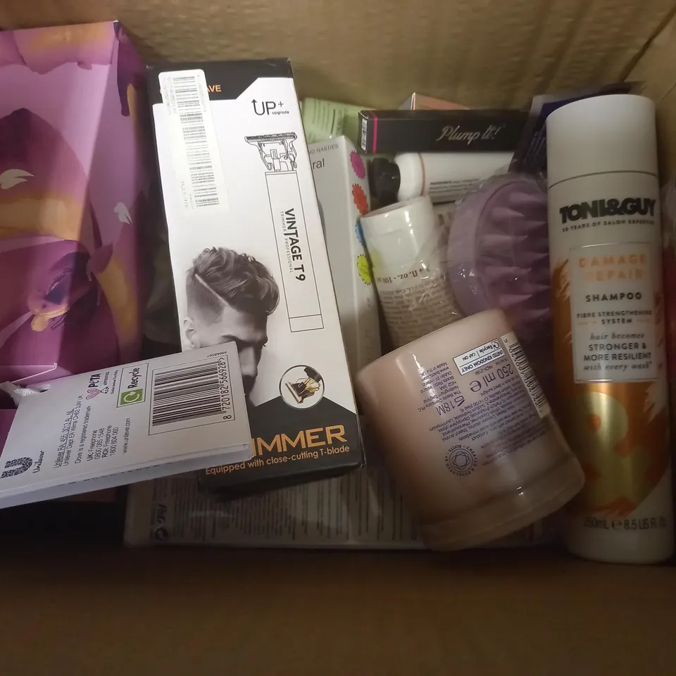 BOX OF APPROXIMATELY 20 ASSORTED COSMETIC ITEMS TO INCLUDE TONI&GUY SHAMPOO, BOOTS ESSENTIALS CRÈME, FUSSY DEODORANT ETC