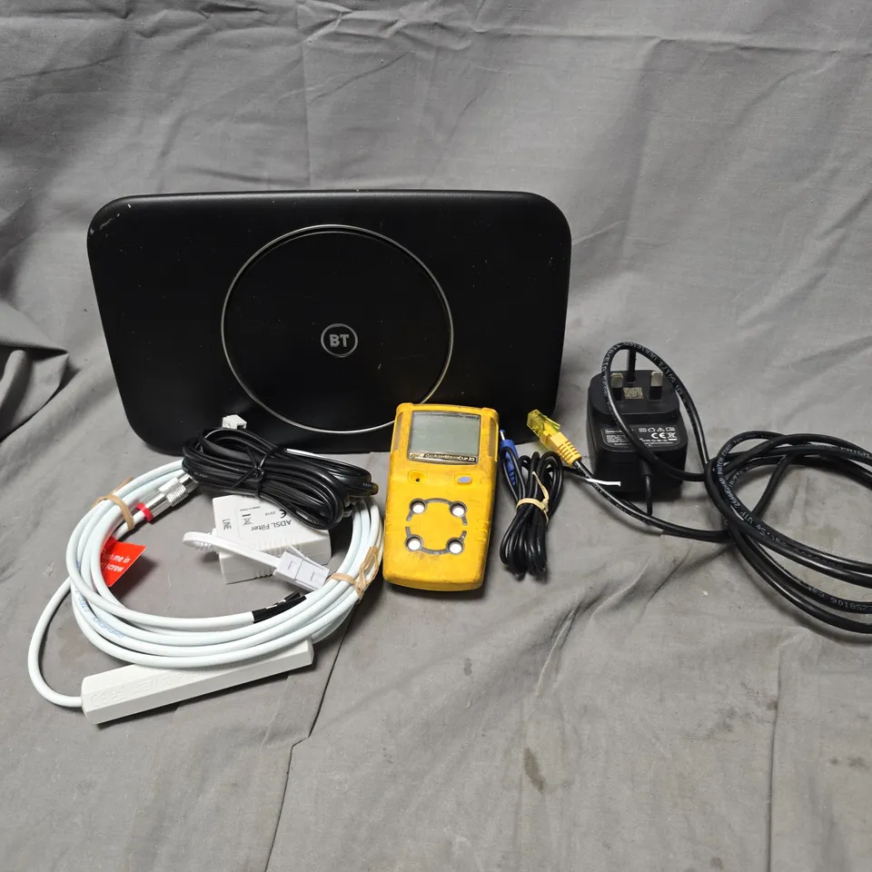APPROXIMATELY 8 ASSORTED HOUSEHOLD ITEMS TO INCLUDE ROUTERS, CABLES, GAS ALERT MICRO CLIP, ETC