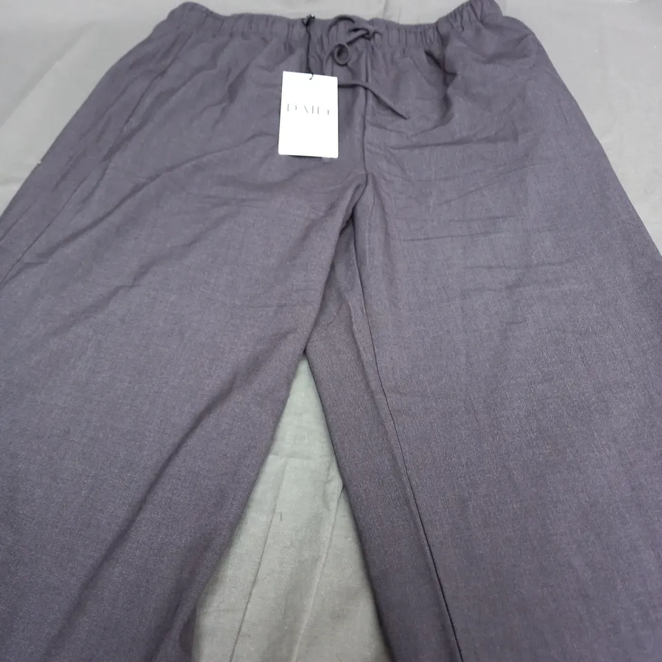 STRADIVARIUS DAILY TROUSERS IN LIGHT GREY - EUR L