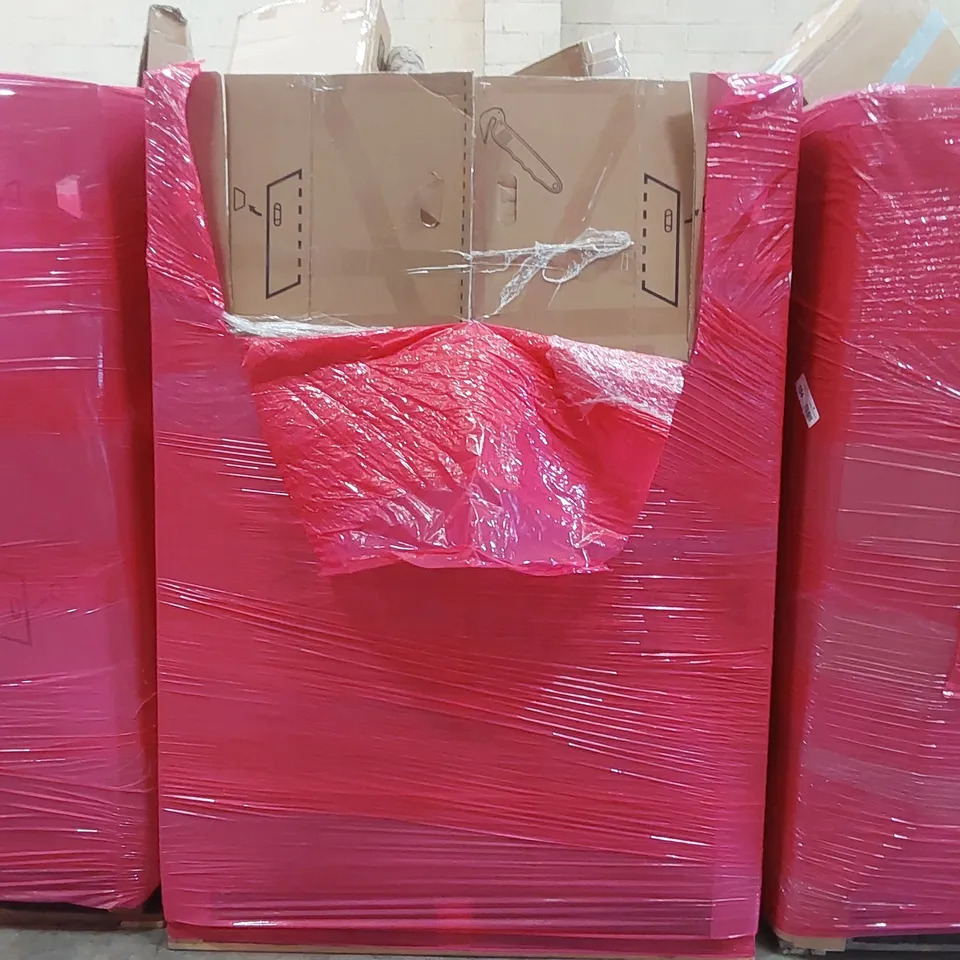 PALLET OF ASSORTED ITEMS INCLUDING: RETRACTABLE SAFETY GATE, AQUARIUM LIGHT, MATS, MOBILITY STEP STOOL ECT