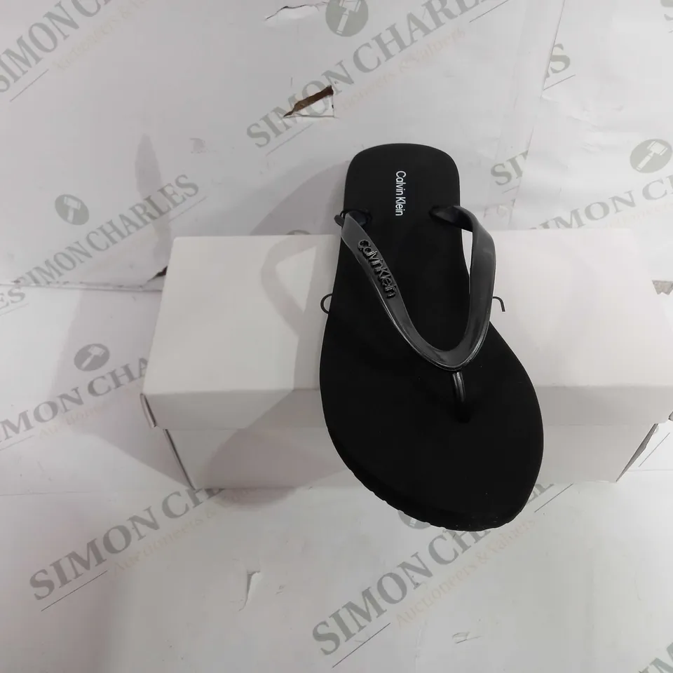 BOXED PAIR OF CALVIN KLEIN FLIP FLOPS IN BLACK - UK SIZE 5