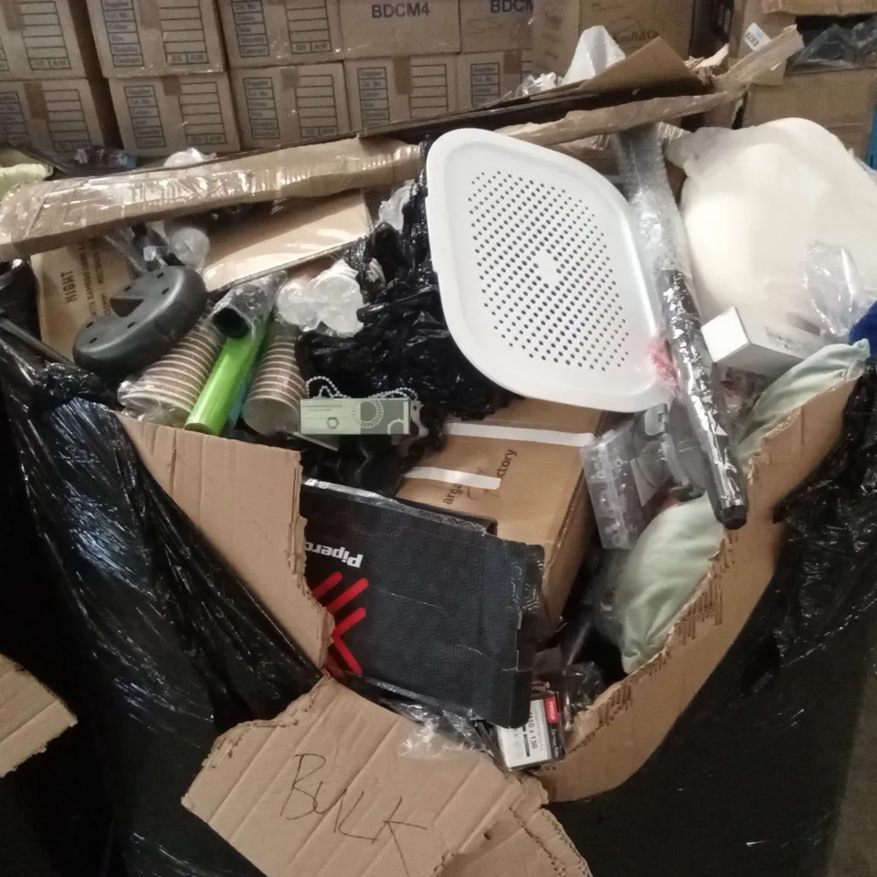 PALLET OF ASSORTED HOUSEHOLD GOODS AND PRODUCTS TO INCLUDE; DISPOSABLE COFFEE CUPS, NUTS AND BOLTS, BAMBOO PADS ETC