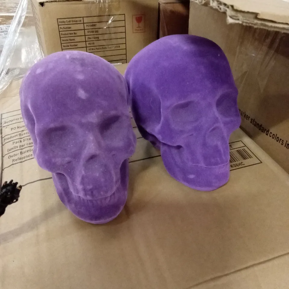 PALLET CONTAINING A LARGE ASSORTMENT OF BRAND NEW HALLOWEEN GOODS AND PRODUCTS TO INCLUDE; CERAMIC SKULLS, PLUSH PUMPKINS, HALLOWEEN JARS WITH STRAWS