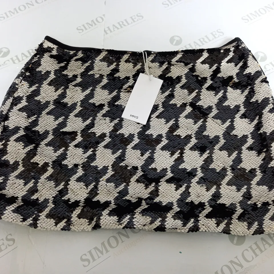 MNG SEQUIN STRIPED SKIRT IN WHITE/BLACK - MEDIUM