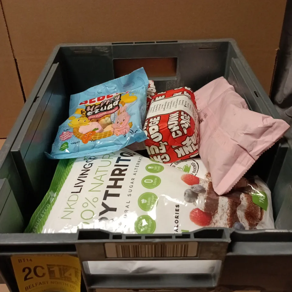 TOTE OF APPROXIMATELY 15 ASSORTED FOOD/DRINK ITEMS TO INCLUDE R WHITES DIRT LEMONADE 2L, NKDLIVING 100% NATURAL ERYTHRITOL, GRIND EL SALVADOR COFFEE 227G, CHUNK FUDGE, BEBETO ETC