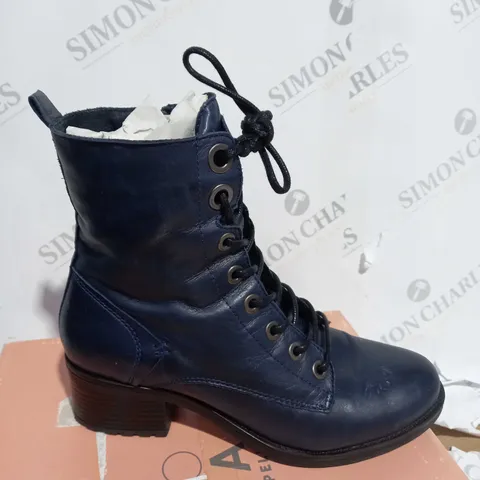 BOXED PAIR OF MODA IN PELLE BEZZIE BOOTS IN NAVY SIZE 6