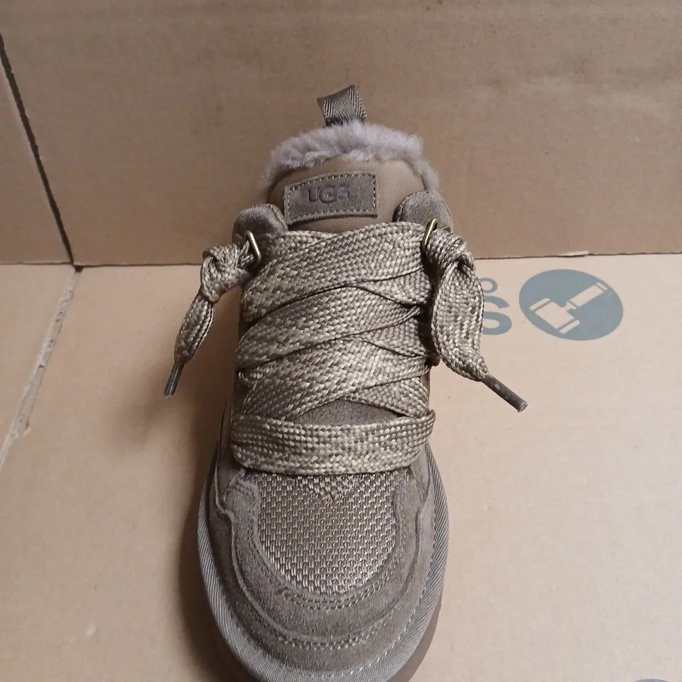 PAIR OF UGG LACE-UP BOOTS WITH SHEARLING TRIM – GREY/BROWN - 7