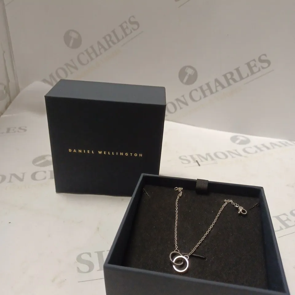 DANIEL WELLINGTON SILVER ACCESSORY  