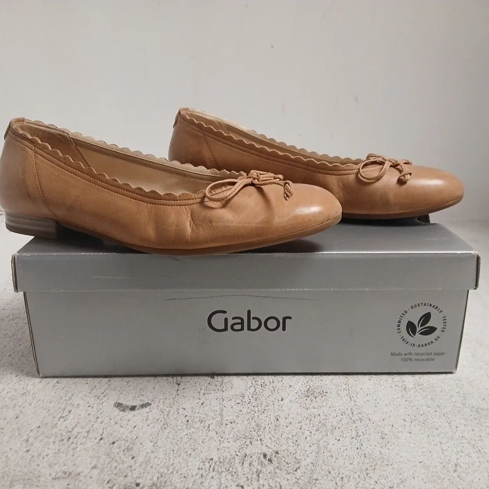 BOXED PAIR OF GABOR SHOES IN PEANUT SIZE 5.5