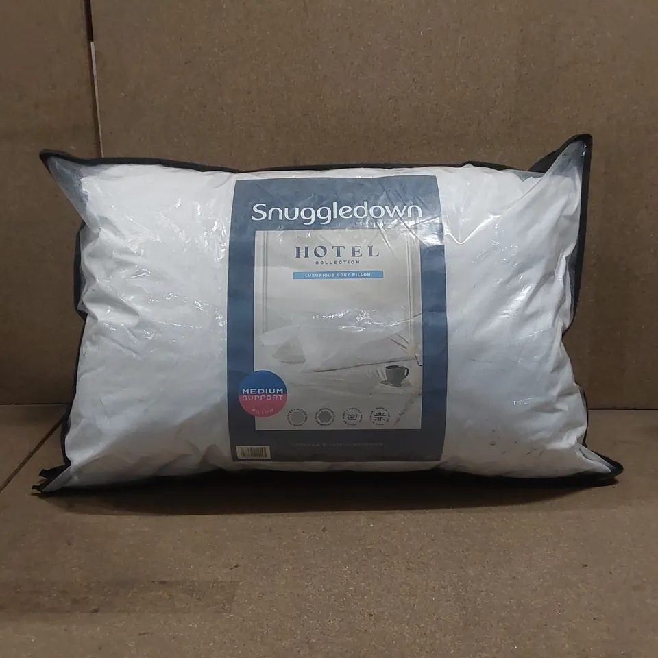 BAGGED PAIR OF SNUGGLEDOWN HOTEL COLLECTION LUXURIOUS COSY PILLOW
