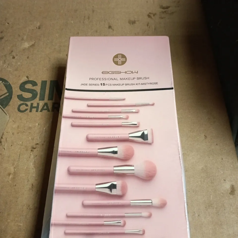 APPROXIMATELY 6 ASSORTED COSMETIC ITEMS INCLUSING AMORE WIG AND MAKE UP BRUSH SET 