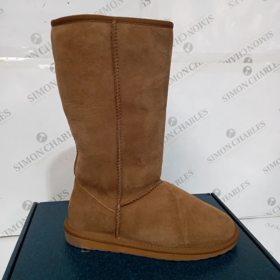 EMU ORIGINALS COLLECTION TAN STINGER HI WATER RESISTANT BOOT - SIZE 6
