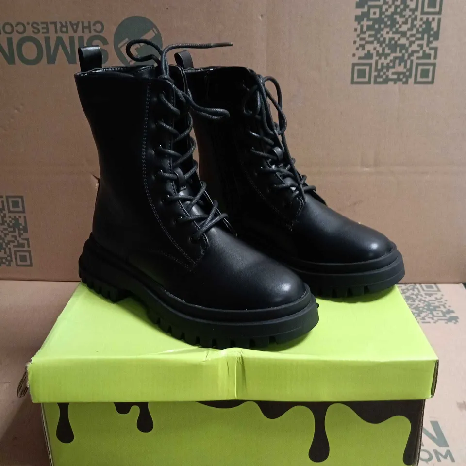 KOI KIDZ MAGIC DREAMERS LACE UP BOOTS BLACK SIZE 2