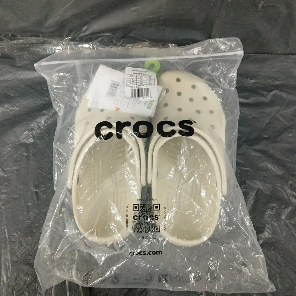 BAGGED PAIR OF CROCS CLASSIC CLOG K UK J2