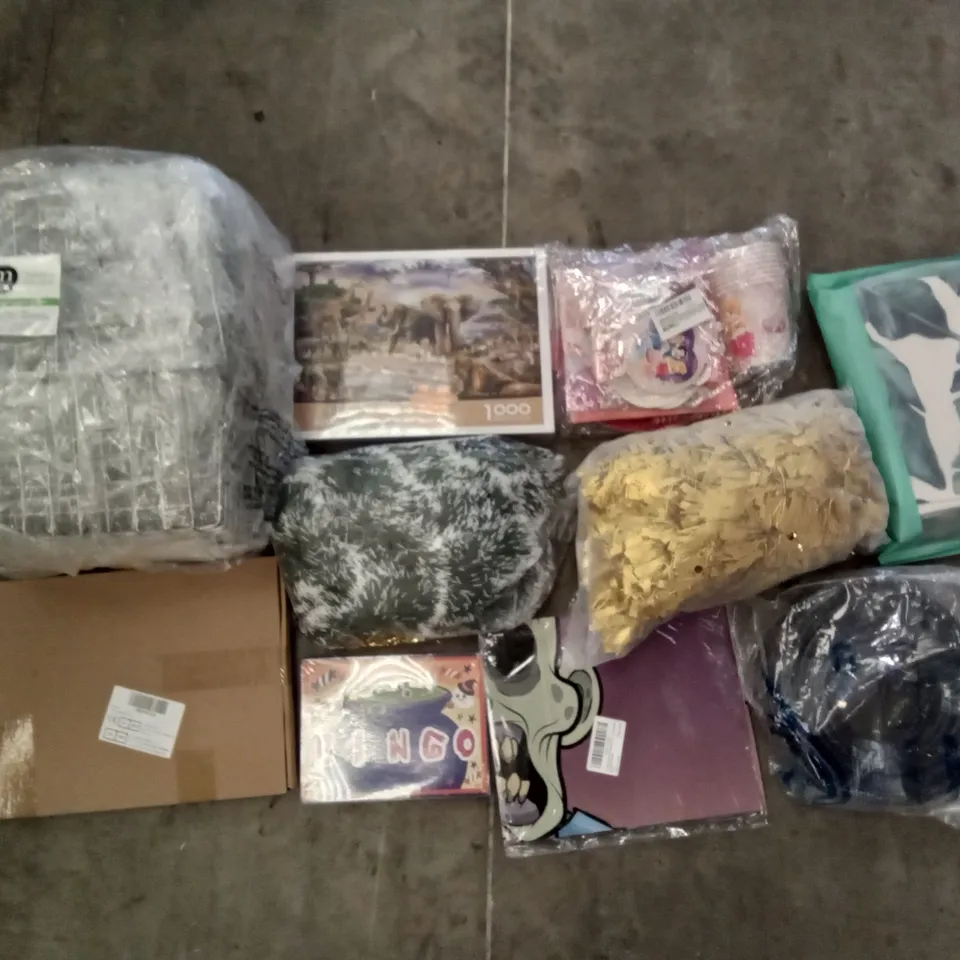 PALLET OF ASSORTED ITEMS INCLUDING M-DESIGN WIRE BASKETS, PIN THE EYEBALL HALLOWEEN PARTY GAME, CHRISTMAS TINSEL, 1000 PIECE JIGSAW, HALLOWEEN BINGO, ROLL OF ETHERNET CABLE 