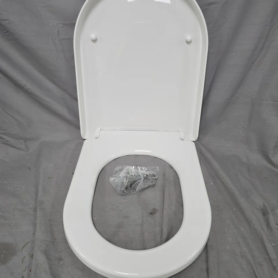 BOXED WOLTU TOILET SEAT IN WHITE