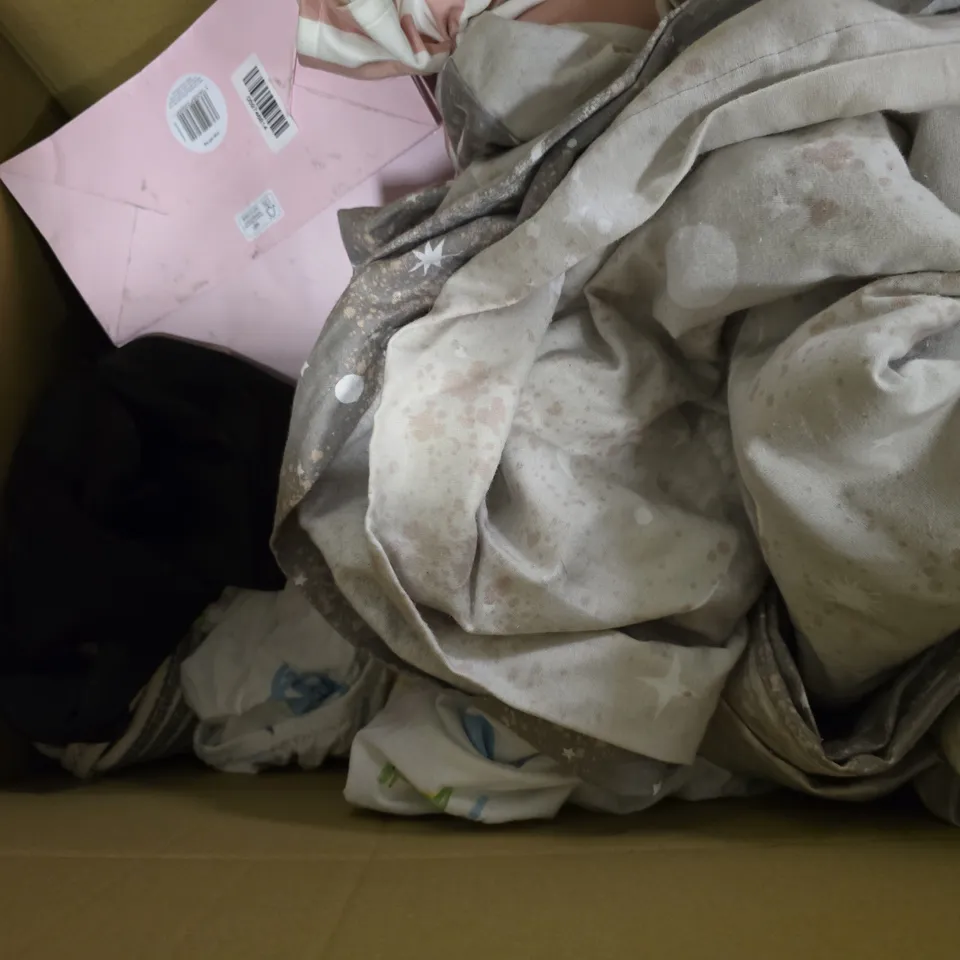 BOX OF APPROXIMATELY 10 ASSORTED BEDDING & SOFT FABRICS ITEMS TO INCLUDE - DUVET SETS - FITTED SHEETS - ETC