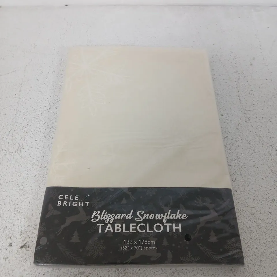 CELE BRIGHT BLIZZARD SNOWFLAKE TABLECLOTH, 132 X 178 CM