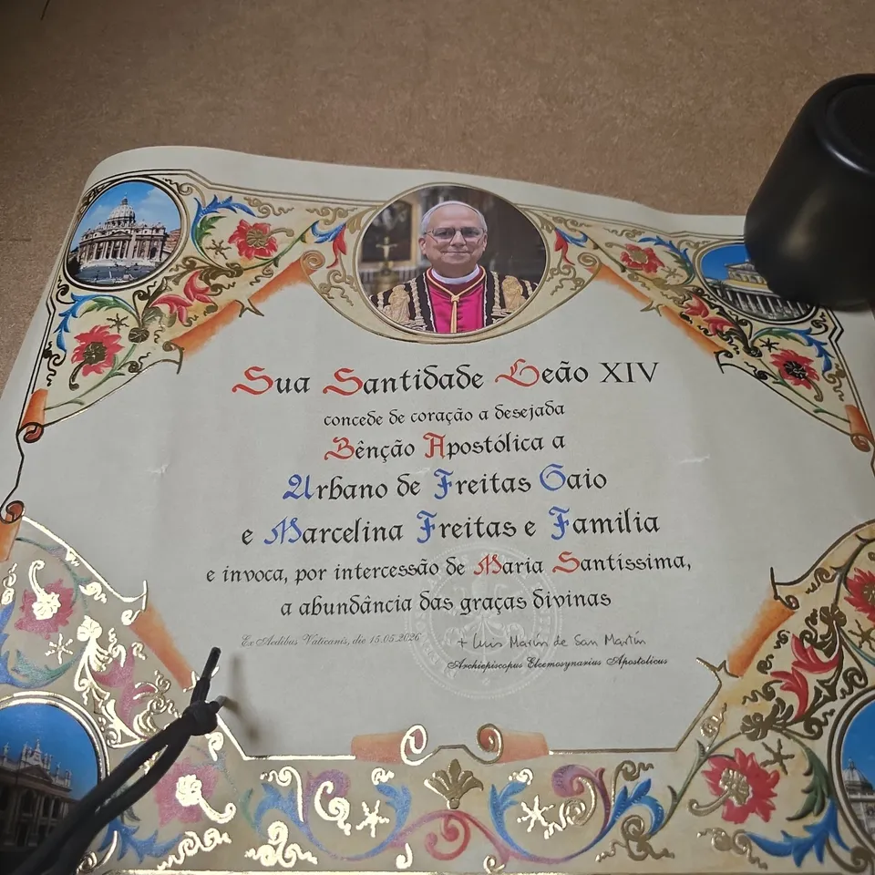 DECORATIVE RELIGIOUS CERTIFICATE PRINT WITH POPE LEO XIV WITH ORNATE BORDER AND CENTRAL PORTRAIT (PORTUGUESE TEXT)