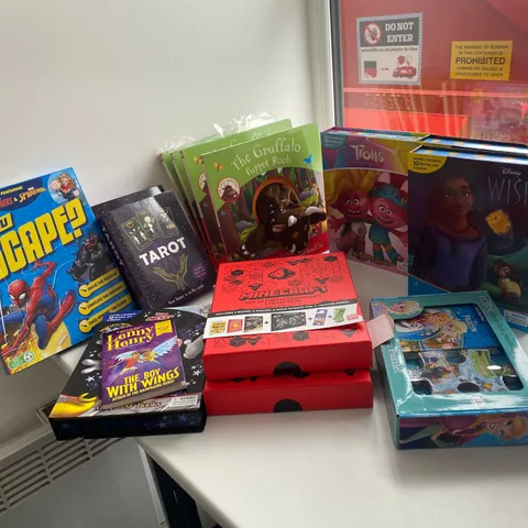 15 ASSORTED ITEMS TO INCLUDE: WISH BUSY BOOKS, GRUFFALO PUPPET BOOKS, MINECRAFT ULTIMATE INVENTORS COLLECTION, TAROT SET, LENNY HENRY THE BOY WITH WINGS ETC