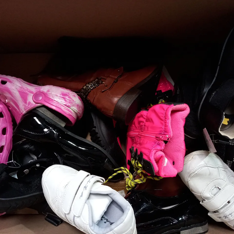 APPROXIMATELY 10 PAIRS OF ASSORTED KIDS SHOES IN VARIOUS STYLES AND SIZES 