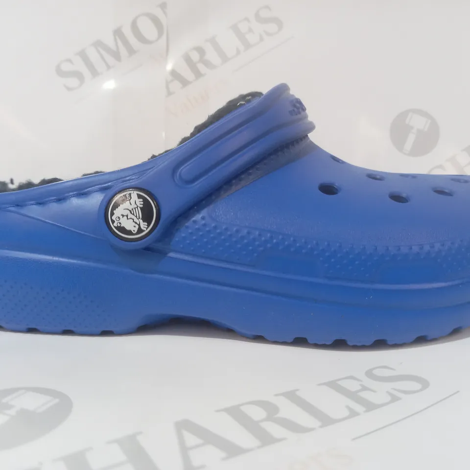 PAIR OF CROCS CLASSIC LINED KIDS CLOGS IN BLUE UK SIZE 13