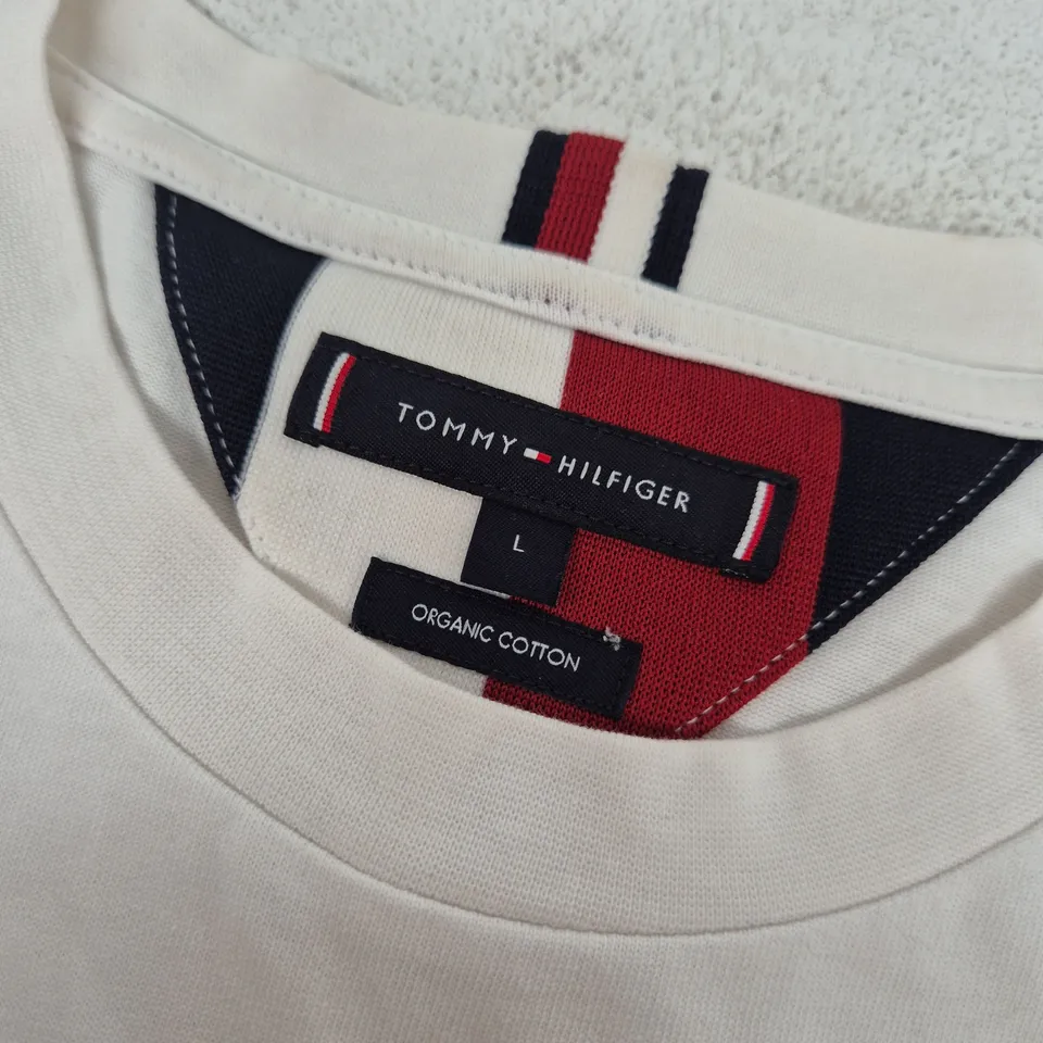 TOMMY HILFIGER WHITE ORGANIC COTTON T-SHIRT – SIZE L