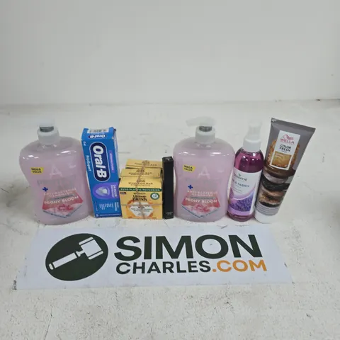 APPROXIMATELY 15 ASSORTED HEALTH & BEAUTY PRODUCTS TO INCLUDE ASTONISH PROTECT + CARE HANDWASH, WELLA PROFESSIONALS GOLDEN GLOSS, MERODA HYDRATING LIP TINT, ETC - COLLECTION ONLY