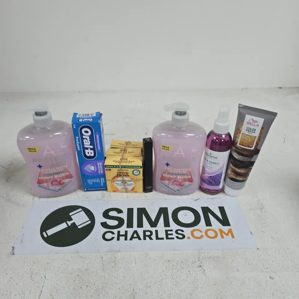 APPROXIMATELY 15 ASSORTED HEALTH & BEAUTY PRODUCTS TO INCLUDE ASTONISH PROTECT + CARE HANDWASH, WELLA PROFESSIONALS GOLDEN GLOSS, MERODA HYDRATING LIP TINT, ETC - COLLECTION ONLY