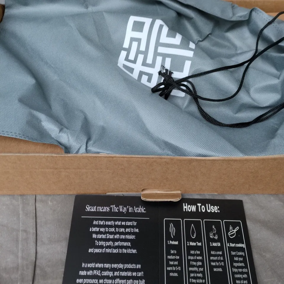 SIRAAT KITCHEN STAINLESS STEEL FRYING PAN – TEXTURED INTERIOR, WITH GREY STORAGE BAG & INSTRUCTION CARD