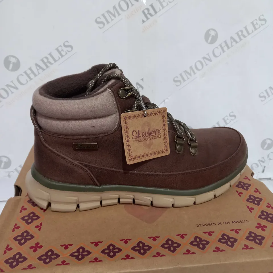 PAIR OF SKECHERS SYNERGY WARM BOOTS IN BROWN SIZE 5
