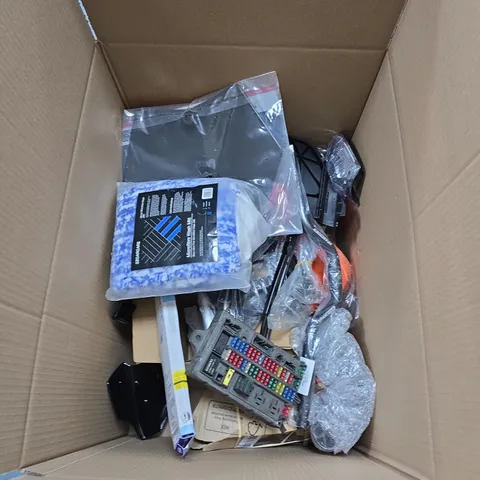 BOX OF APPROXIMATELY 18 ASSORTED AUTO ITEMS INCLUDING RATCHET STRAPS , ALCA WINDSCREEN WIPER AND MICROFIBRE WASH MIT 