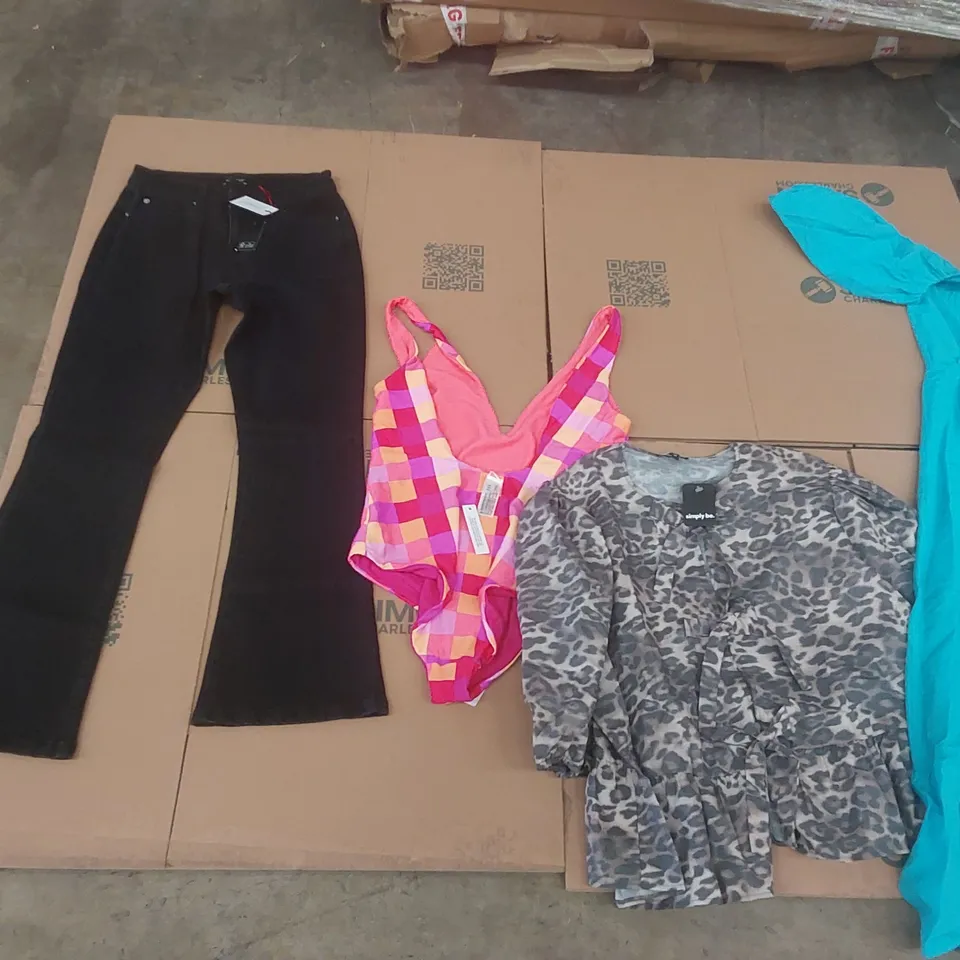 PALLET CONTAINING APPROXIMATELY 600x BRAND NEW ASSORTED DESIGNER CLOTHING ITEMS INCLUDING: JOANNA HOPE DRESS, SIMPLY BE TOP, BATHING SUIT, MAGISCULPT JEANS ECT