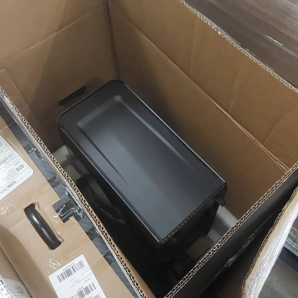 PALLET CONTAINING A LARGE QUANTITY OF PC/MONITOR PARTS