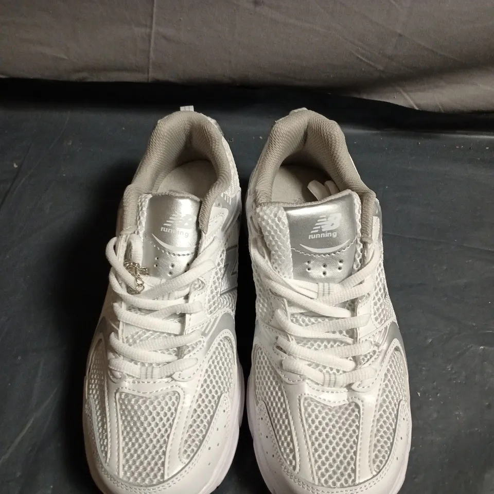 PAIR OF NEW BALANCE RUNNING TRAINERS – SIZE UNSPECIFIED