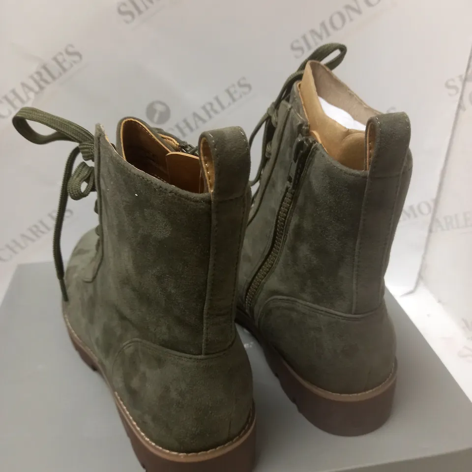 BOXED OLIVE BOOTS LACED - SIZE 6