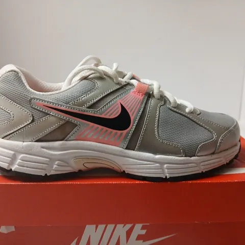 BOXED PAIR OF NIKE AIR MAX TRAINERS- COOL GREY/PINK, UK 5 