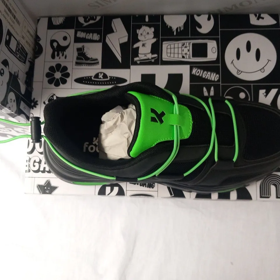 BRAND NEW BOXED PAIR OF KOI ROMAINE GREEN MEN'S VECTOR TRAINERS SIZE 8