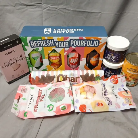 APPROXIMATELY 15 ASSORTED FOOD & DRINK ITEMS TO INCLUDE JUST BEE SLEEPTIME HONEY, 7UP ZERO SUGAR, GRIND DARK ROAST COFFEE PODS, ETC - COLLECTION ONLY