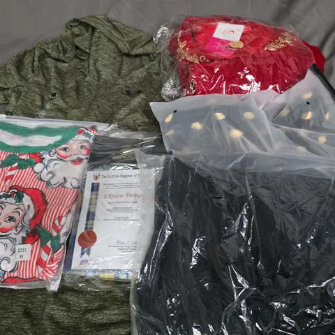 APPROXIMATELY 30 ASSORTED CLOTHING ITEMS IN VARIOUS SIZES, STYLES & COLOURS TO INCLUDE BRANDS SUCH AS UNDER ARMOUR, GREAT SCOTT, QZ, ETC - COLLECTION ONLY