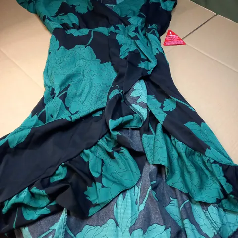 AX PARIS CURVE GREEN/BLACK FLORAL - SIZE 18