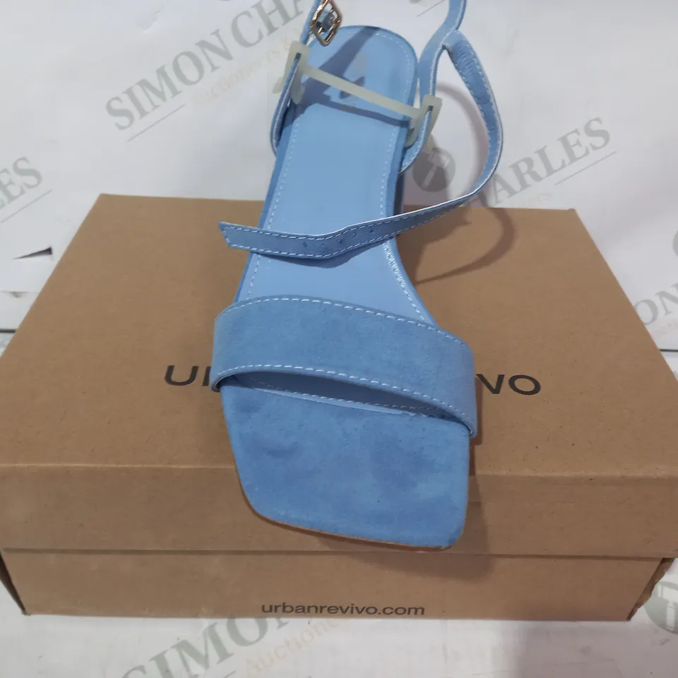 BOXED PAIR OF URBAN REVIVO OPEN TOE BLOCK HEEL SANDALS IN BLUE EU SIZE 39