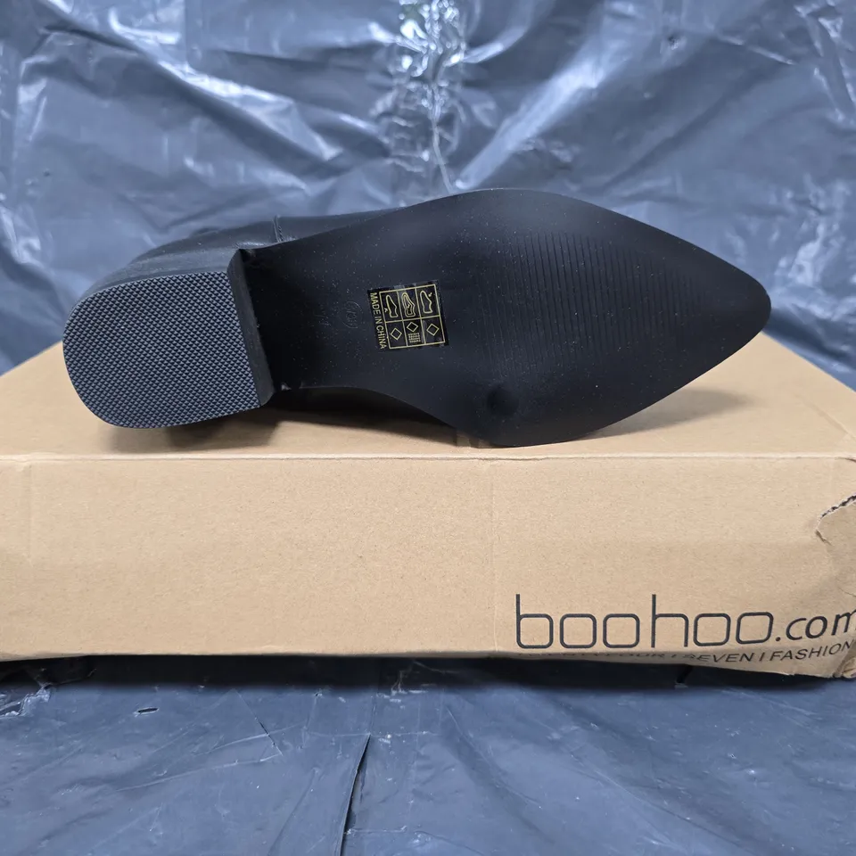 BOXED PAIR OF BOOHOO POINTED TOE BLOCK HEEL WESTERN BOOTS IN BLACK SIZE EU 38