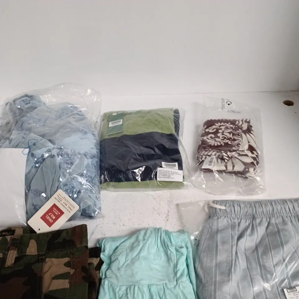 BOX OF APPROXIMATELY 10 ASSORTED CLOTHING ITEMS IN VARIOUS COLOURS, STYLES AND SIZES