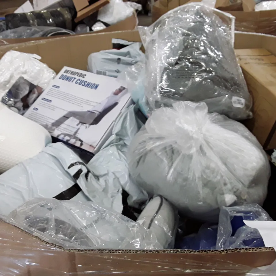 PALLET CONTAINING ASSORTED PILLOWS & CUSHIONS INCLUDING SLEEPING BAG, DONUT PILLOW, MEMORY FOAM PILLOW, MASSAGE FOOT WARMER, STRIPED PILLOWS